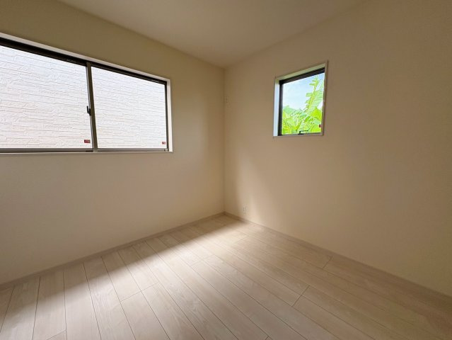 リーブルガーデン南城市佐敷新里・2号棟の洋室|二面採光の２階洋室4.5帖