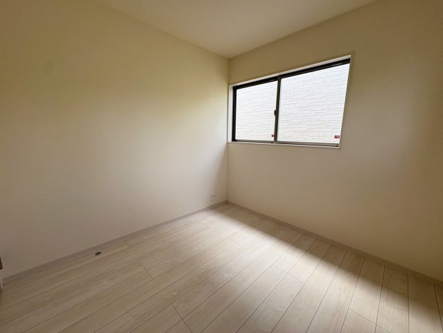 リーブルガーデン南城市佐敷新里・2号棟の洋室|二面採光の２階洋室4.5帖