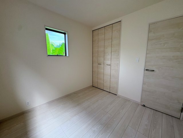 リーブルガーデン南城市佐敷新里・2号棟の洋室|二面採光の２階洋室4.5帖・クローゼット収納付き