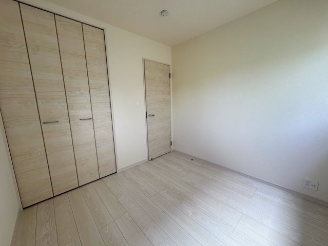 リーブルガーデン南城市佐敷新里・2号棟の洋室|２階洋室4.5帖・クローゼット収納付き