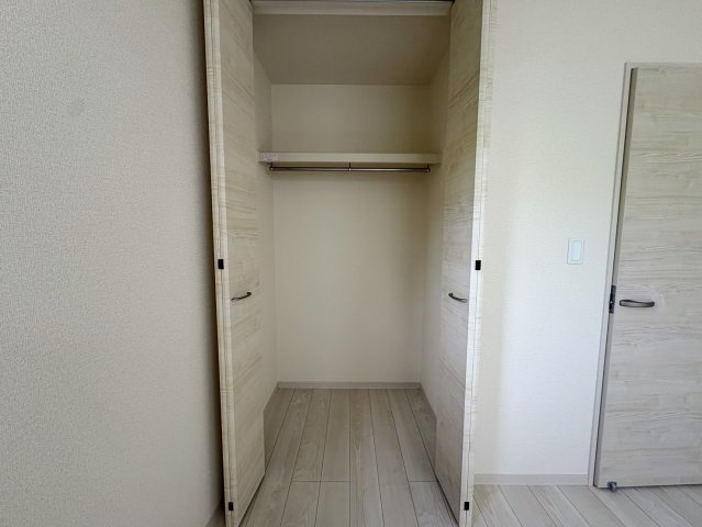 リーブルガーデン南城市佐敷新里・2号棟の収納|２階洋室4.5帖に設置されたクローゼット収納
