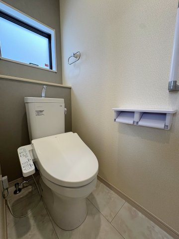 リーブルガーデン南城市佐敷新里・2号棟のトイレ|２階トイレ・換気窓＆手すり付き／洗浄便座