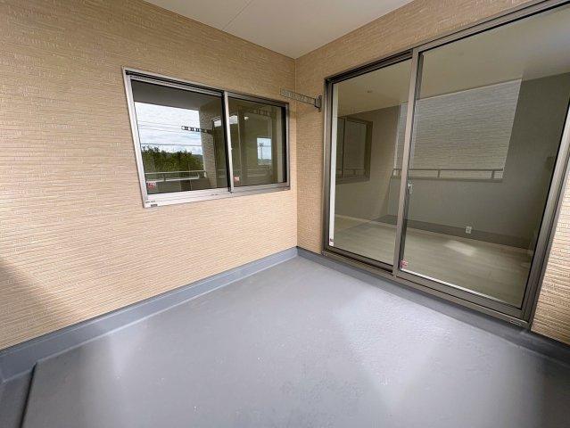 リーブルガーデン南城市佐敷新里・2号棟のバルコニー|急な雨も安心♪様々な用途に使える広々インナーバルコニー