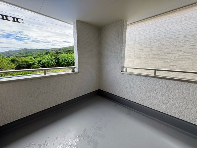 リーブルガーデン南城市佐敷新里・2号棟のバルコニー|急な雨も安心♪様々な用途に使える広々インナーバルコニー