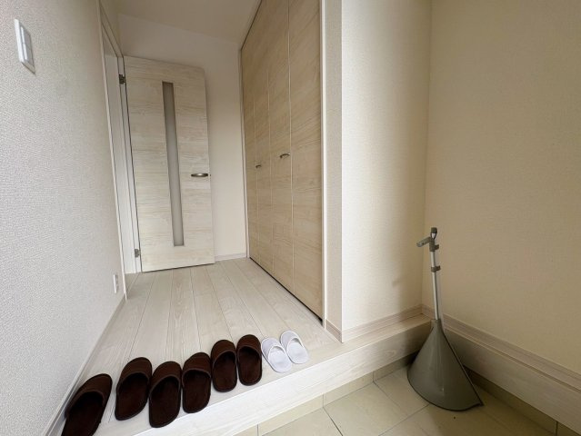 リーブルガーデン南城市佐敷新里・2号棟の玄関|玄関には、可動式棚付きで大容量の天井高シューズクローゼット付き！