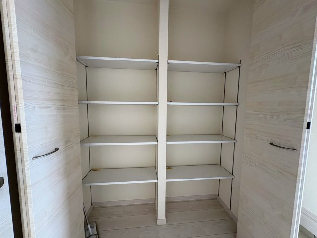 リーブルガーデン南城市佐敷新里・2号棟の収納|可動式棚付きで大容量の天井高シューズクローゼット