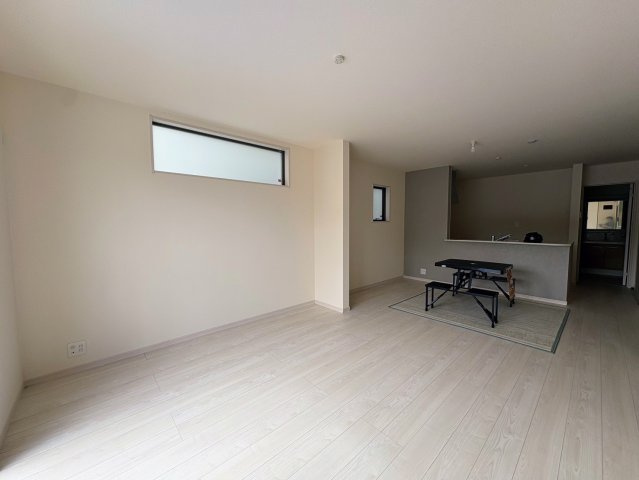 リーブルガーデン南城市佐敷新里・2号棟の居間・リビング|明るく広々としたLDK18帖