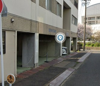 ガーデン香流ビルの駐車場