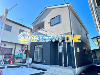 【外観】 | 【2号棟】
爽やかな青空の下に贅沢なほどに降り注ぐ陽光、豊かな居住性と、クオリティが見事に調和した住空間は、住まうことの喜びを感じさせてくれます。