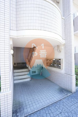 【エントランス】 | ベルヴェデーレII | 集合ポストと階段です。