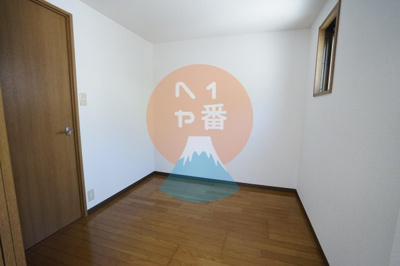 【洋室】 | ベルヴェデーレII | 窓のついたお部屋で室内が明るくなりますね。　※参考写真です