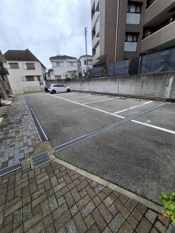 プランドールA棟の駐車場