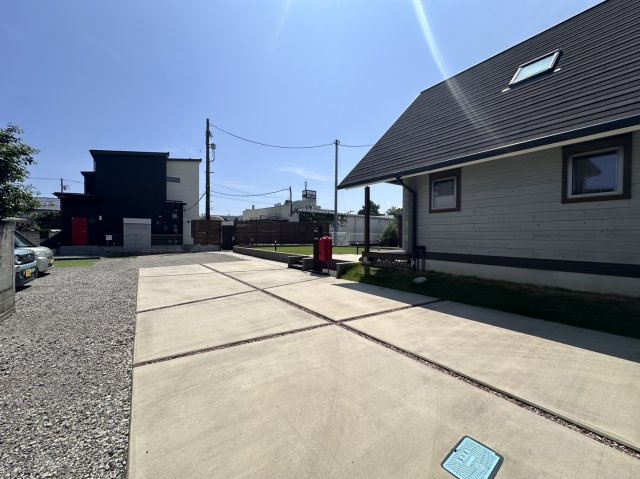 【成約】小田原市酒匂2丁目 ログハウスの駐車場|写真全て敷地です。