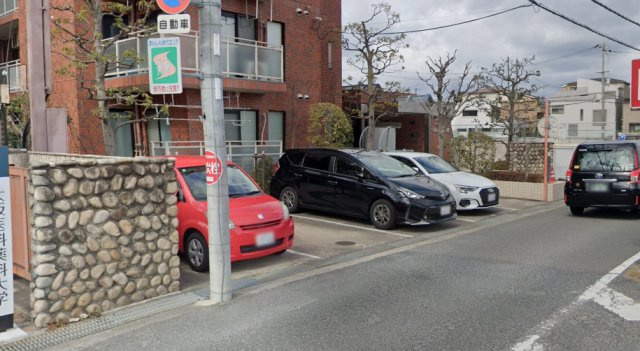 ベルハウス高槻の駐車場