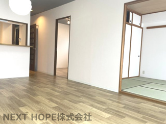 【居間・リビング】 | アステルコート伊丹緑ヶ丘 | リビングから和室です♪襖をオープンにしていただくとさらに広がる空間を確保できます！！