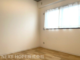 【洋室】 | アステルコート伊丹緑ヶ丘 | 洋室5.7帖です♪真ん中の居室ですが、角部屋なので窓も有り、明るい室内です！！