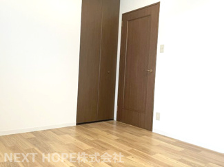 【洋室】 | アステルコート伊丹緑ヶ丘 | 洋室5.7帖です♪各部屋には収納スペースがございます！！