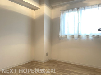 【洋室】 | アステルコート伊丹緑ヶ丘 | 玄関横の洋室4.9帖です♪室内は令和７年７月リフォーム済み！お待たせ無しで即ご入居していただけます！！