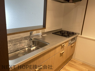 【キッチン】 | アステルコート伊丹緑ヶ丘 | 新品のシステムキッチンです♪対面式でお料理を作りながらリビングのご家族との楽しい会話が弾みますね(^^)