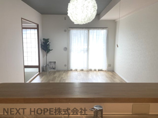 【居間・リビング】 | アステルコート伊丹緑ヶ丘 | キッチンからリビングを見ました♪明るく開放的なリビングです！！