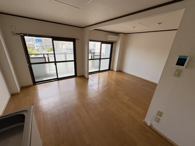 神戸市西区伊川谷町有瀬の賃貸マンションの居間・リビング