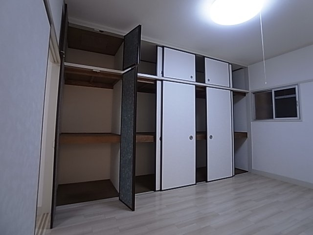 神戸市兵庫区下沢通１丁目の賃貸マンションの収納