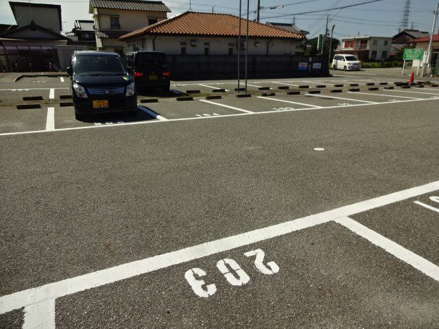 ハイネス本荘の駐車場