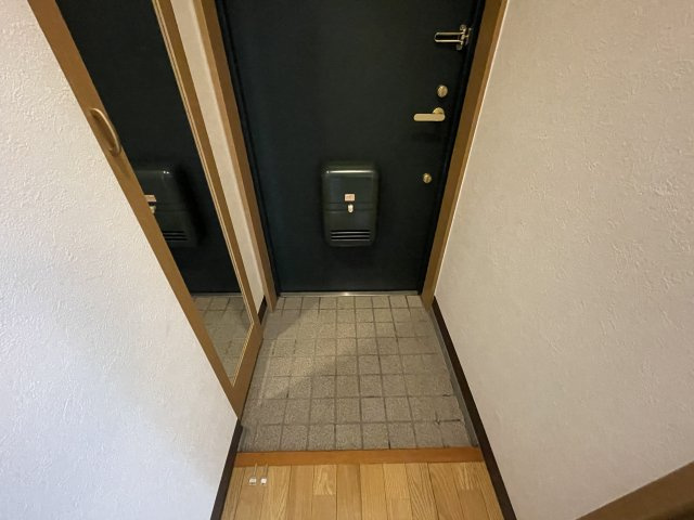 ネオクオーツ幸　弐番館の玄関