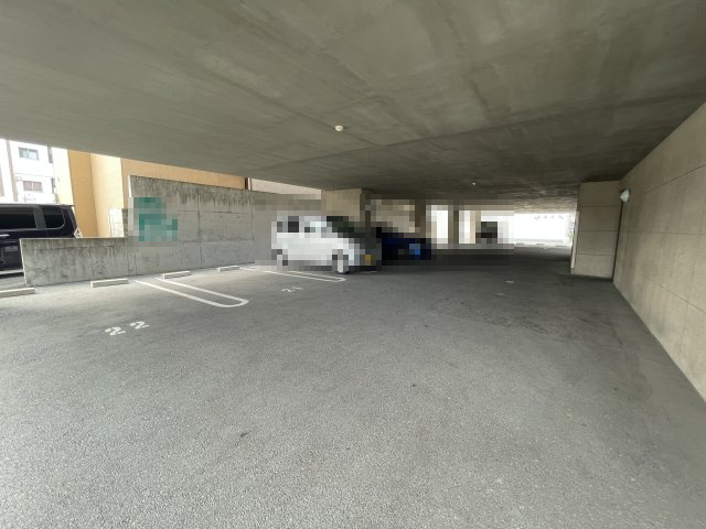 ネオクオーツ幸　弐番館の駐車場