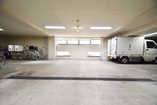 【駐車場】 | マンションの駐車場スペース。空きの有無や駐車料金、サイズ規定などについては、改めてお問い合わせください。～即日のご見学可能～　お問合せはお気軽にどうぞ。
