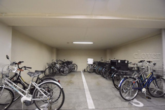 【駐車場】 | 自転車置き場。マンションの共用部にあたります。空きの有無や駐輪料金、各戸の台数制限などについては、改めてお問い合わせください。～即日のご見学可能～　お問合せはお気軽にどうぞ。
