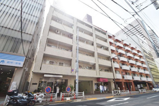 【外観】 | 手入れの行き届いた外壁やエントランスなど、「見ればわかる」レベルで清潔感を保ったマンションです。築年数を感じさせない姿で皆様をお出迎えします。～即日のご見学可能～　お問合せはお気軽にどうぞ。
