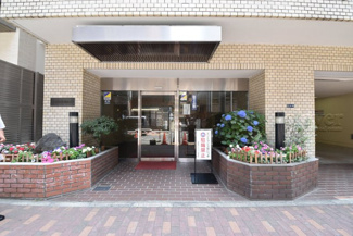 【エントランス】 | マンションの正面エントランス。出入りする人間を癒してくれるマンション入り口であり、その建物の「顔」でもあります。～即日のご見学可能～　お問合せはお気軽にどうぞ。
