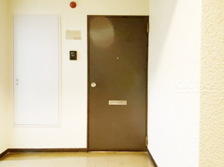 【その他共用部分】 | 皆様をお迎えする、お部屋の玄関ドア。開けやすさや開放角度、ドアノブの操作しやすさや鍵の形状などを、現地で一度ご確認ください。～即日のご見学可能～　お問合せはお気軽にどうぞ。