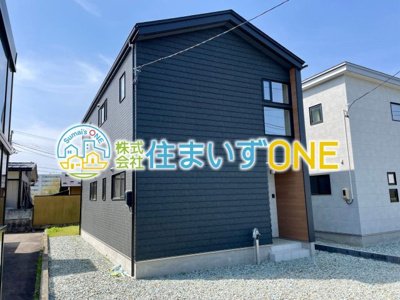 【外観】 | 【新築分譲住宅】東根市神町東3　全3棟 | 現地写真になります♪
５ＬＤＫ＋駐車3台並列可能♪
住む人を映し出す洗練された佇まいは、いつまでも輝き続けながらいつしか街の風景に溶け込んでいきます。