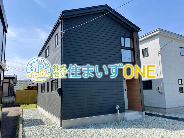 【外観】 | 【新築分譲住宅】東根市神町東3　全3棟 | 現地写真になります♪
５ＬＤＫ＋駐車3台並列可能♪
住む人を映し出す洗練された佇まいは、いつまでも輝き続けながらいつしか街の風景に溶け込んでいきます。