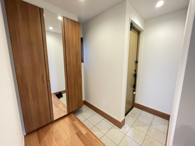 【玄関】 | 【新築分譲住宅】東根市神町東3　全3棟 | 居住者の帰り、訪れる方を優しく迎え、やすらぎに満ちた生活空間を予感させる。健やかな暮らしを楽しめそう。