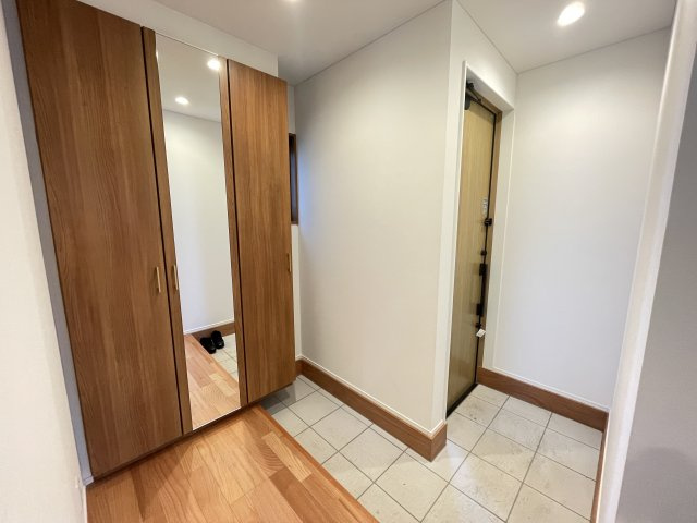 【玄関】 | 【新築分譲住宅】東根市神町東3　全3棟 | 居住者の帰り、訪れる方を優しく迎え、やすらぎに満ちた生活空間を予感させる。健やかな暮らしを楽しめそう。