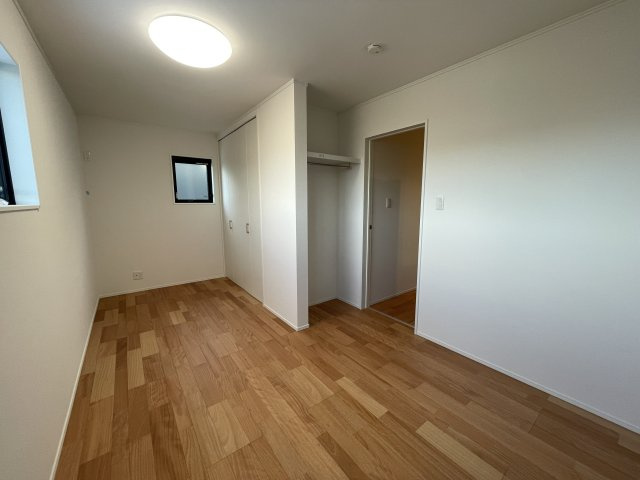 【洋室】 | 【新築分譲住宅】東根市神町東3　全3棟 | 明るく風通しの良い空間です。
一部に曇りガラスを採用しており、気になる外からの視線をカットできます！
シンプルなお部屋だからこそ趣味に合わせて快適に使えますね♪