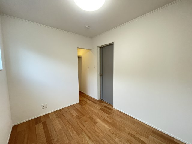 【洋室】 | 【新築分譲住宅】東根市神町東3　全3棟 | 各居室ごとにデザイン性のある窓を配置しました。壁面にはデスクやベット等の家具を置きやすいように高さや位置にも配慮しました。自分だけのお気に入りの空間を是非ご体感下さい。