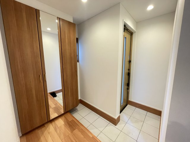 【玄関】 | 【新築分譲住宅】東根市神町東3　全3棟 | 居住者の帰り、訪れる方を優しく迎え、やすらぎに満ちた生活空間を予感させる。健やかな暮らしを楽しめそう。
