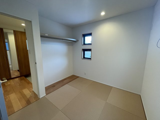 【和室】 | 【新築分譲住宅】東根市神町東3　全3棟 | １階の和室です。1階にリビング以外の居室があると客室や寝室としてもお使いいただけるのでとても便利です。	
