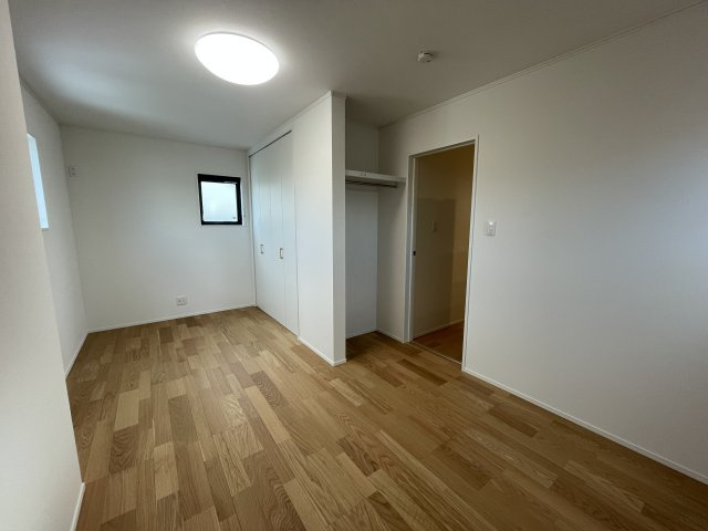 【洋室】 | 【新築分譲住宅】東根市神町東3　全3棟 | 明るく風通しの良い空間です。
一部に曇りガラスを採用しており、気になる外からの視線をカットできます！
シンプルなお部屋だからこそ趣味に合わせて快適に使えますね♪