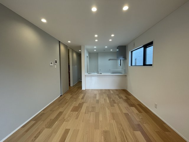 【居間・リビング】 | 【新築分譲住宅】東根市神町東3　全3棟 | 家族の食事や団らんのほか、子どもを遊ばせたり、友人を招いたりするLDKは住まいの中心。
長時間過ごす場所だから、その空間は住まい全体の居心地を左右します。