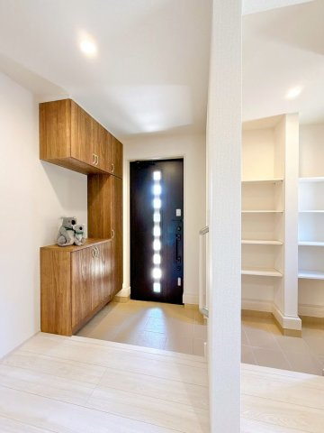 【玄関】 | 渋川市金井　新築住宅　 | 住まう人の帰り、訪れる人を優しく迎える安らぎに満ちた空間　上質感あふれるエントランス