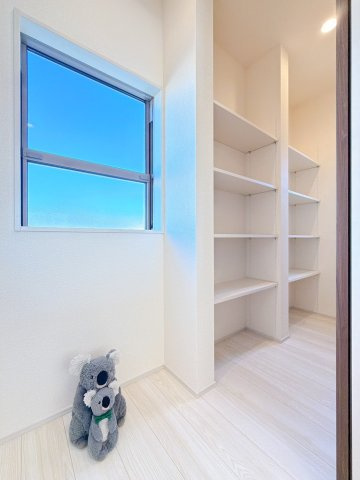 【収納】 | 渋川市金井　新築住宅　 | キッチン後ろ側には広々パントリー！
冷凍庫を置けるスペースもあります。食品のストックや日用品などたっぷり収納できます。