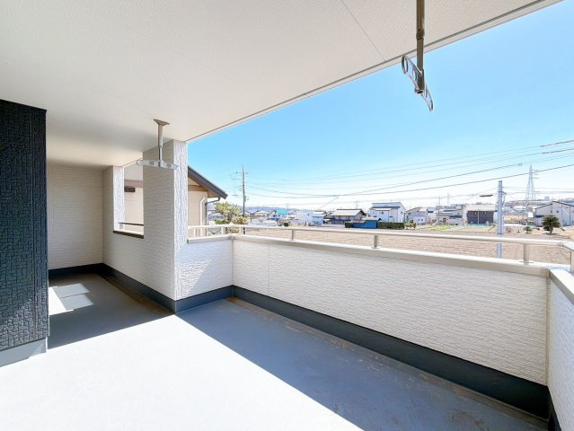 【バルコニー】 | 渋川市金井　新築住宅　 | 陽光がたっぷり差し込むバルコニーは、家族のくつろぎぎ空間。グリーンを飾ったりチェアを置いて読書を楽しむなど、自分だけのアウトドアリビングとしても活用できます。