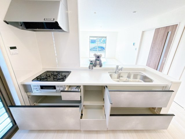 【キッチン】 | 渋川市金井　新築住宅　 | 忙しい毎日にうれしい、広々としたシステムキッチン。
収納たっぷりで調理器具も調味料もまとめて収納できます。