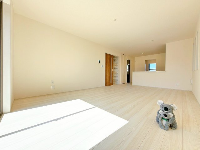 【居間・リビング】 | 渋川市金井　新築住宅　 | 窓を開けるとスッーと爽やかな風を感じるリビング。家族の笑顔が集まる幸せな空間。