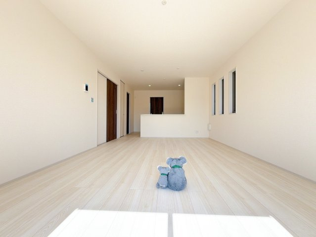 【居間・リビング】 | 渋川市金井　新築住宅　 | 家族が自然と集まるリビング・ダイニング明るい光が差し込み、笑顔があふれる心地よい空間です。ゆったりとした広さで、くつろぎの時間をお過ごしいただけます。